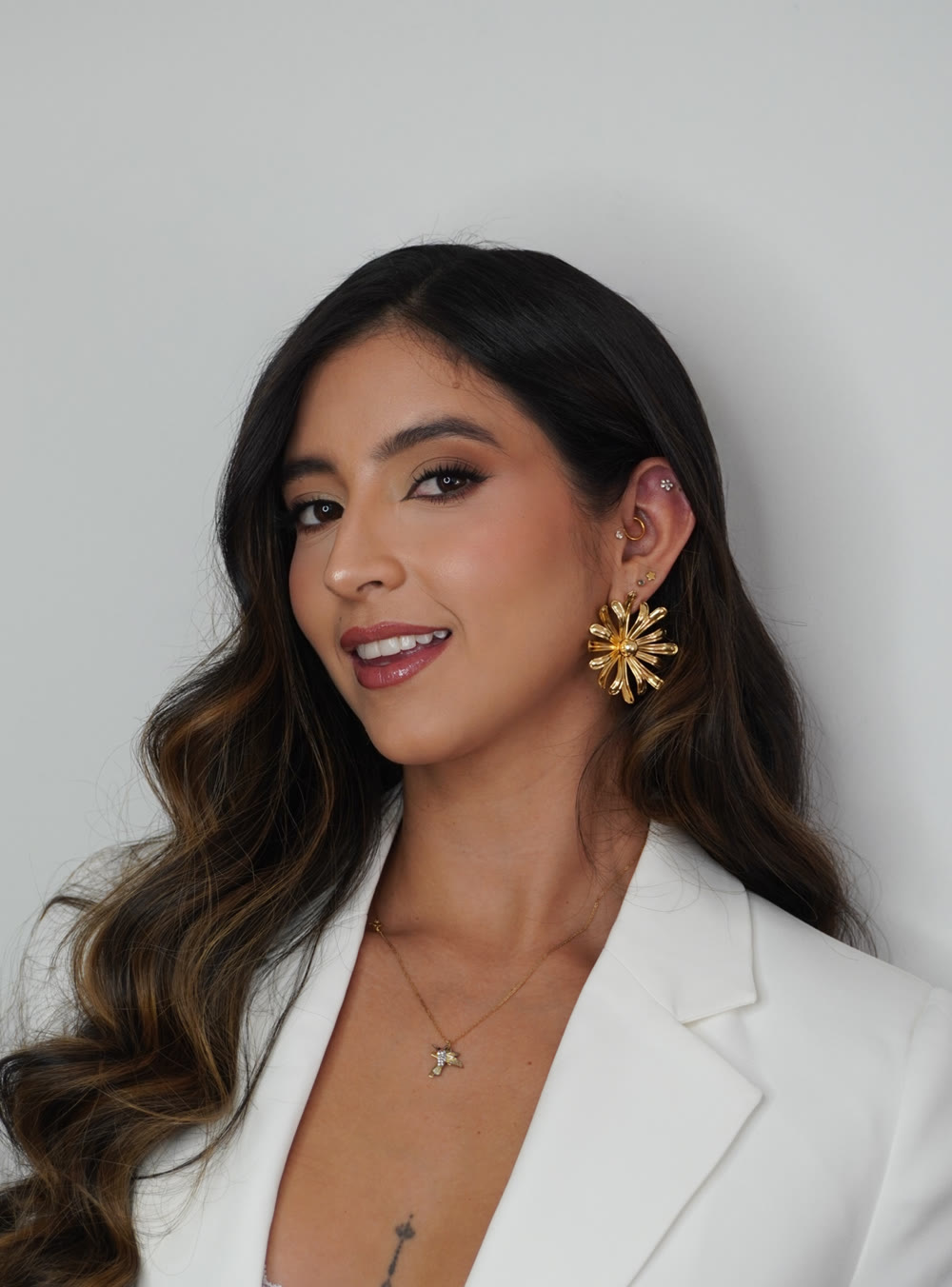 Retrato de Valentina Sánchez con blazer blanco